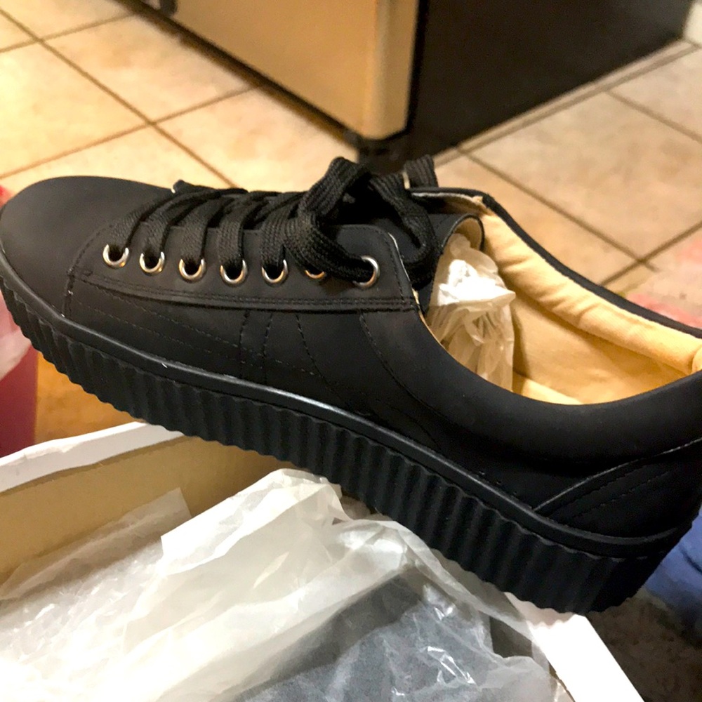 Toetos tennis shoes